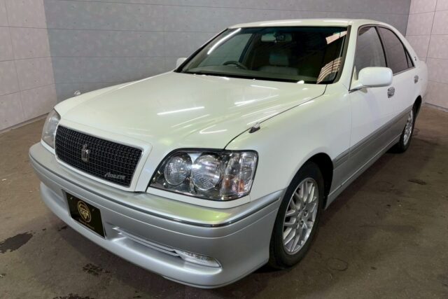 Toyota crown front view