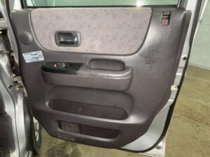 HM2 interior photo side door